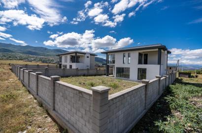 იყიდება ახალი გარემონტებული 5 ოთახიანი სახლი